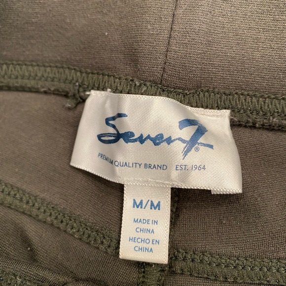 Army Green Leggings With Pockets by Seven7 🌿 - Picture 3 of 4